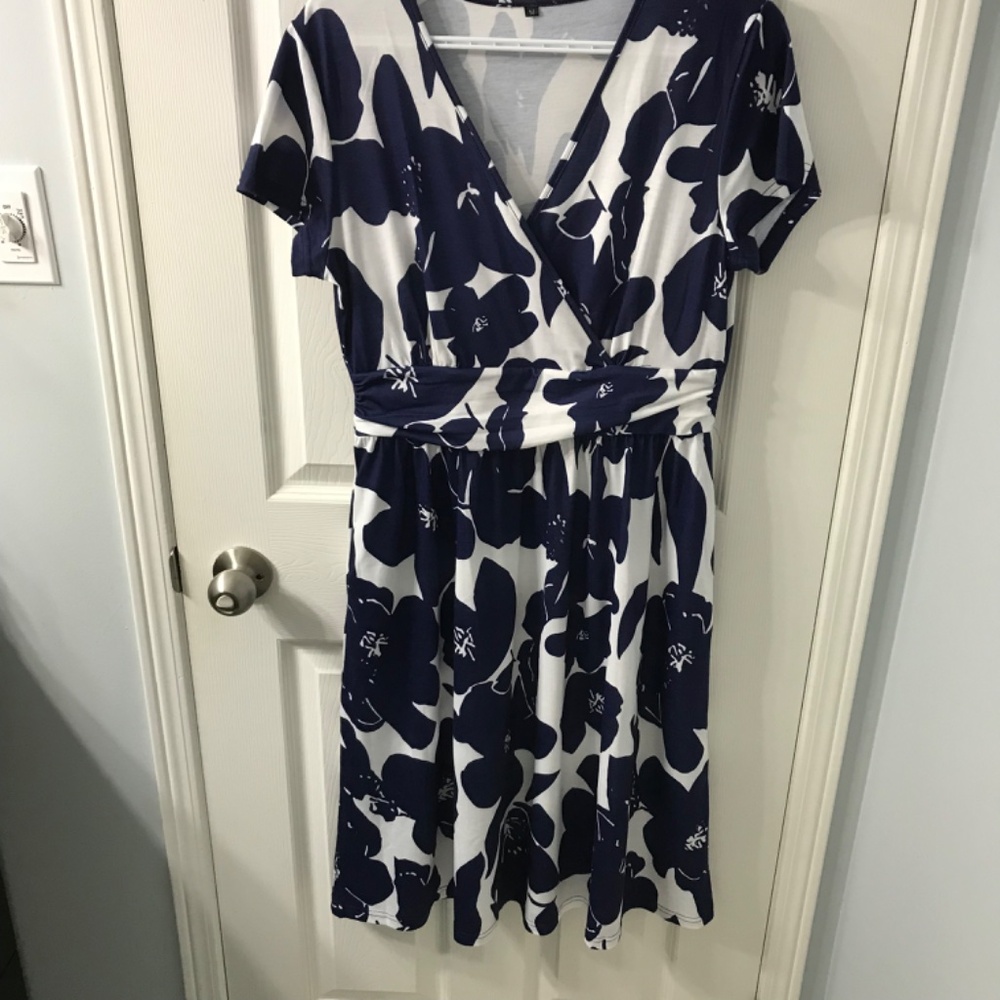 Dress - Picture 4 of 6